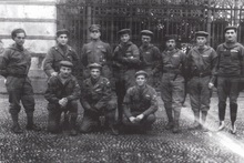 Renato De Censi, al centro in basso, in divisa di Ardito Reggimentale della Marina nel dicembre 1918 (Archivio ufficio storico FNAI)