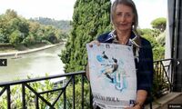 La signora Paola Piola mostra la locandina dell'evento