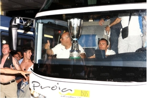 Supercoppa 2009 - Pullman e Coppa.jpg