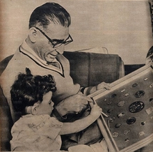 Guarisi nel 1958 mentre mostra le sue medaglie al nipote