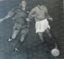 Una rara foto: Fascetti, a destra, all'esordio assoluto da titolare con la maglia del Bologna. E' un'amichevole dell'estate 1956 tra Bologna e Sambenedettese. Esordirà in serie A il 7 ottobre 1956 contro la Lazio