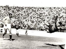 Questa foto si riferisce ad un Derby del dopoguerra Roma Lazio vinto dalla Lazio 2 a 0. (Gent.Conc. Uber e Massimo Gradella)