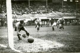 Gradella guarda il pallone che finisce a lato