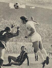 Chinaglia tenta il tiro di testa