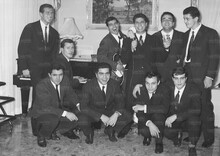 Un improvvisato gruppo musicale con Del Gratta, Carosi, Bizzarri, Lo Buono e Janich