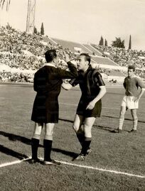 Vernazza discute con l'arbitro - a destra Morrone