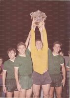 Mentre solleva la Coppa Barassi con i compagni di squadra Accardi, Costa e Montosi.