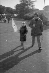 Marcello Geppetti con uno dei figli mentre si reca allo stadio