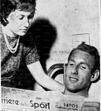 Moltrasio assistito dalla moglie dopo l'operazione al menisco subita sul finire della stagione 1957/58