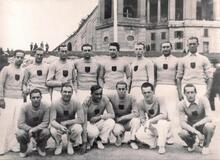 Centonze con la maglia del GUF di Roma. E' il secondo in piedi da destra