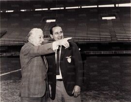 Lorenzo con il presidente della FGCI Artemio Franchi