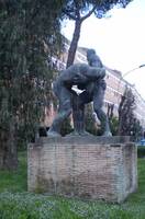 Due delle statue di bronzo, oggi al Villagio Olimpico, che erano poste nella zona sud dello Stadio Nazionale, opere dello scultore Amleto Cataldi