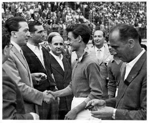 L'on.Andreotti premia il laziale Alfiero Coletta.JPG