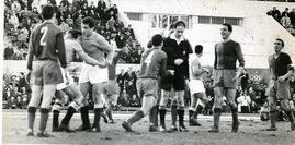 L'arbitro ha appena concesso il rigore, che verrà fallito da Rozzoni, tra le proteste dei giocatori marchigiani e l'esultanza dei laziali