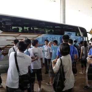 Tifosi vicino pullman in aeroporto.jpg