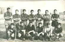 Una formazione del Crotone con Mosci ed altri due ex-laziali Mommi (ultimo in piedi a destra) e Cecchi (primo accosciato da sinistra)