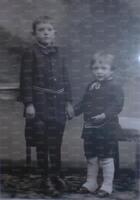 Silvio Piola, vestito da marinaretto, insieme al fratello Serafino