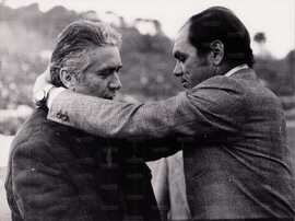 Il saluto tra i due allenatori