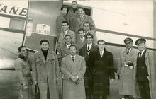 Sulle scaletta dell'aereo (in alto a destra) in partenza per la Sardegna