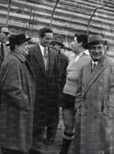 Mario Riva allo stadio con gli attori Billi e Bramieri (con la divisa da calciatore) e l'attaccante laziale Pasquale Vivolo