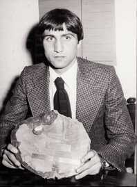 Giordano in posa con il premio ricevuto