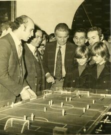 Maestrelli con i figli (anno? - probabile visita ad un club)