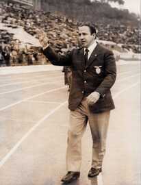 Lorenzo saluta il pubblico laziale