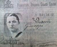 La tessera di calciatore di Gipo Viani. A sinistra vi è la sua firma mentre a destra si nota quella dell'allora presidente della FIGC Giorgio Vaccaro