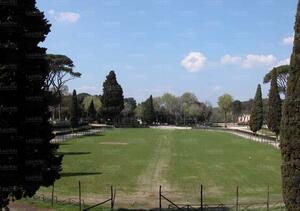 Piazza di Siena.jpg