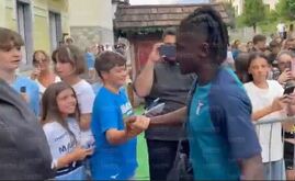 Tchaouna saluta ad Auronzo il giovane tifoso Tommaso