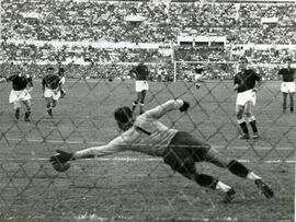 Burini, su rigore, pareggia per la Lazio. Costagliola è battuto