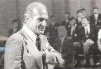 Una foto in bianco e nero del giornalista