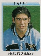 Una figurina del calciatore cileno