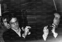 I giocatori portano in spalla la bara