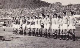 1955/56 - Al centro del campo con gli avversari la formazione di Lazio-Roma 1-0 del 4 aprile 1956