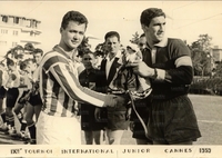 Chelsea-Lazio 2-1: Il capitano del Cannes (in divisa da gioco) consegna un souvenir a Macrino