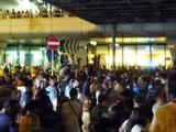 Tifosi in attesa all'esterno dell'aeroporto