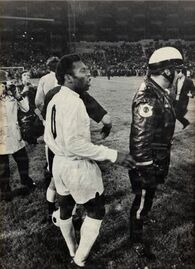 Pelè, dietro a lui, di spalle, si riconosce Giorgio Chinaglia