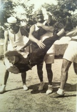 Galileo Massa in un momento di goliardia con gli amici