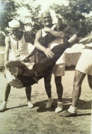 Galileo Massa in un momento di goliardia con gli amici