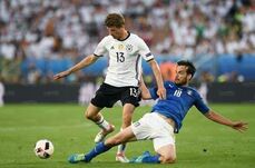 Marco Parolo in azione contro la Germania ai Campionati d'Europa 2016