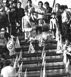 I tifosi commemorano Vincenzo Paparelli