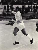 Moschino corre verso i tifosi