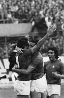 In azzurro abbracciato dopo una rete