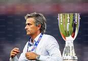 Mourinho dopo la premiazione passa vicino alla Coppa
