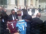 I calciatori Totti e Louis Saha con le maglie donate a S.S. Papa Francesco
