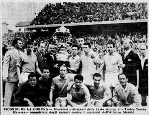 Il gruppo in posa con la Coppa.jpg