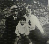 Una tenera immagine, scattata a Torino nel 1925, di Carlo Parola. E' tra il padre, che morì quando Carlo aveva 7 anni, e la madre