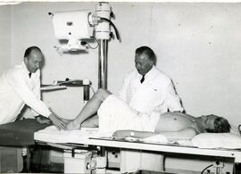 Il dott. Bolognese, al centro, mentre visita Tagnin nel maggio 1958