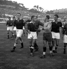 I giocatori delle due squadre all'uscita dal campo. Si riconoscono Hansen, Antonazzi, l'allenatore viola Bernardini, il portiere Costigliola e Vivolo (foto Istituto Luce)
